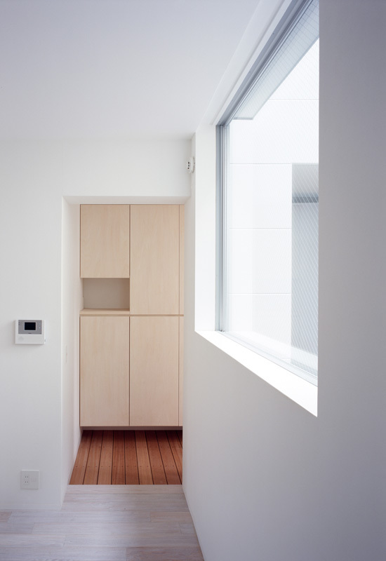 光と風を共有する家一階玄関