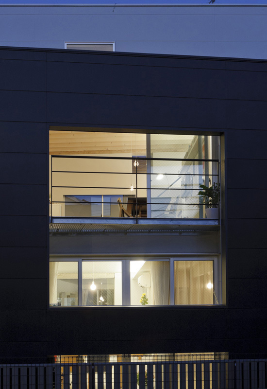 光と風を共有する家テラス開口夜景