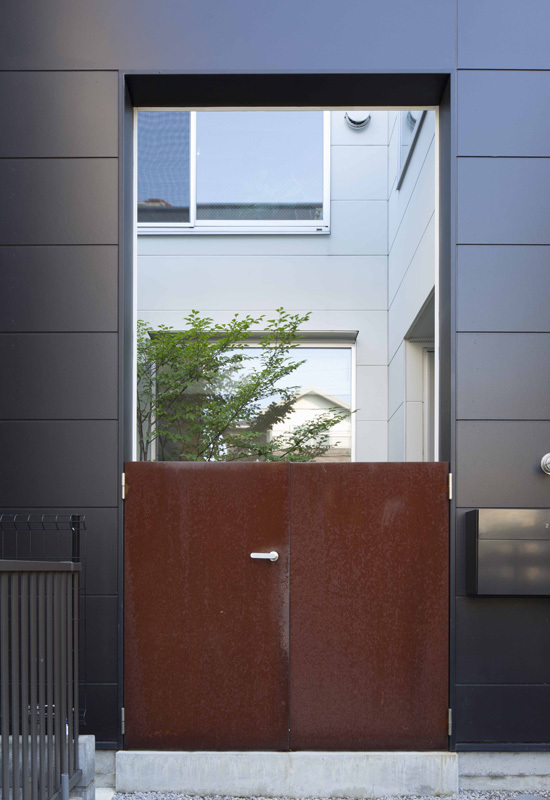 光と風を共有する家エントランス