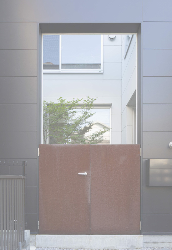 光と風を共有する家エントランス