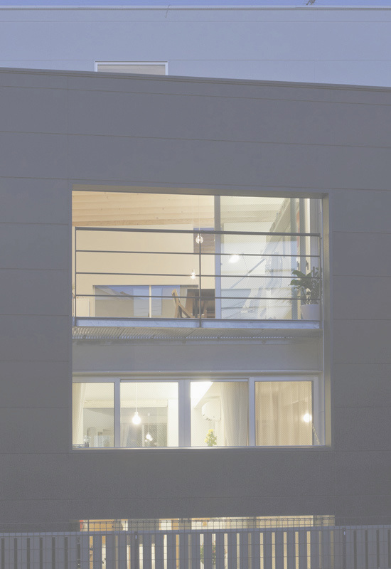 光と風を共有する家テラス開口夜景